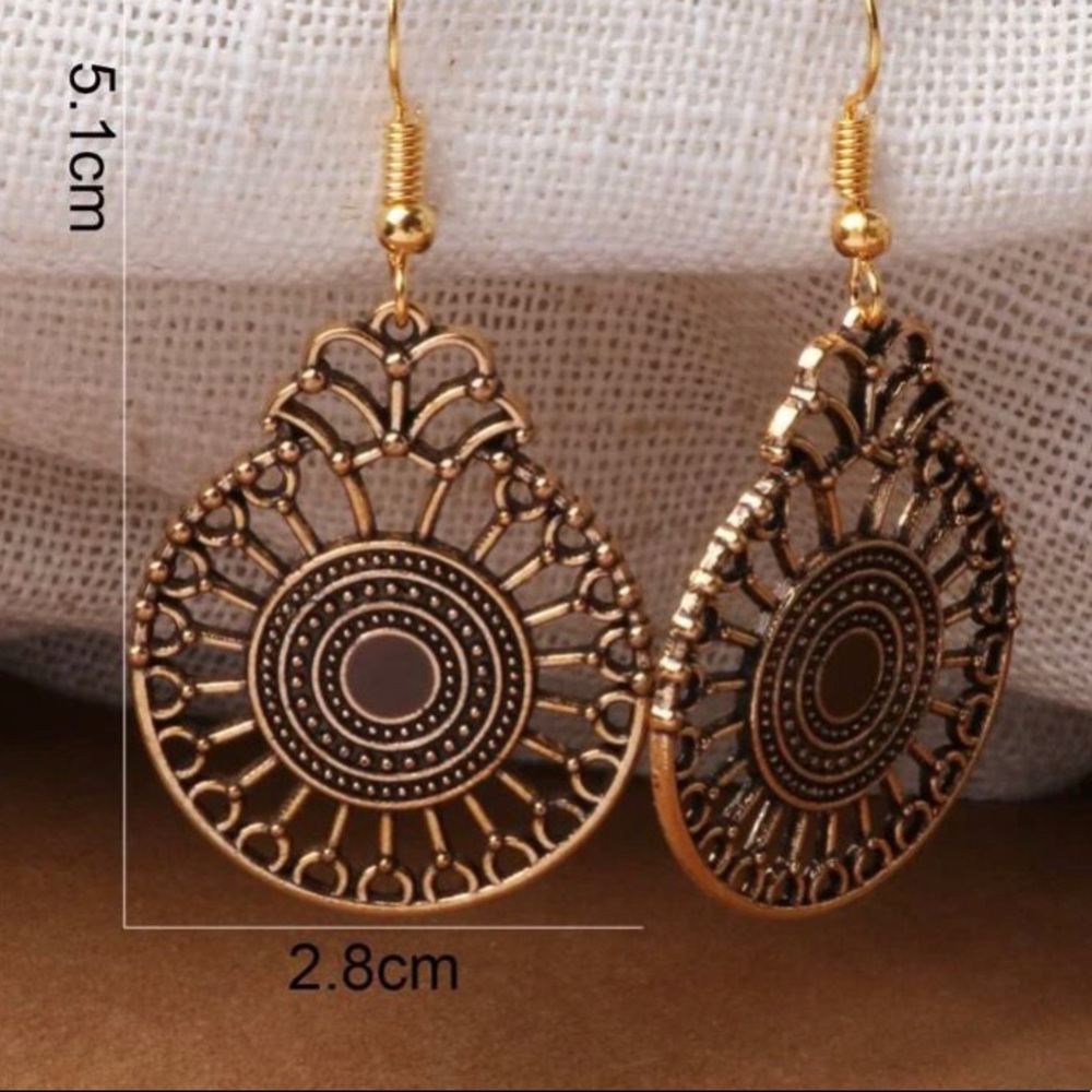 LAST PAIR: Beautiful women’s bronze hollow dangle earrings - Picture 3 of 4